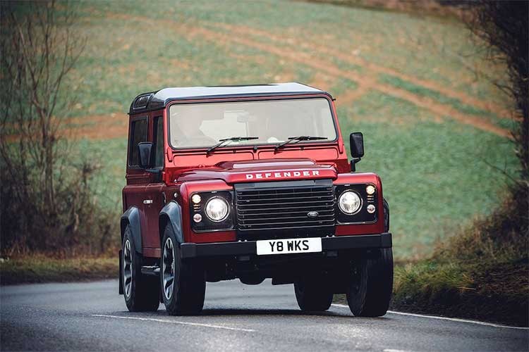 Ra mắt lần đầu vào năm 1983, mẫu  xe Land Rover Defender chính là hậu duệ trực tiếp của thế hệ Series I - Dòng xe đầu tiên của thương hiệu Land Rover đã xuất hiện từ 1948. Cùng với Mercedes G-Class, Defender chính là một trong những dòng SUV lâu đời và nổi tiếng nhất tới từ châu Âu.